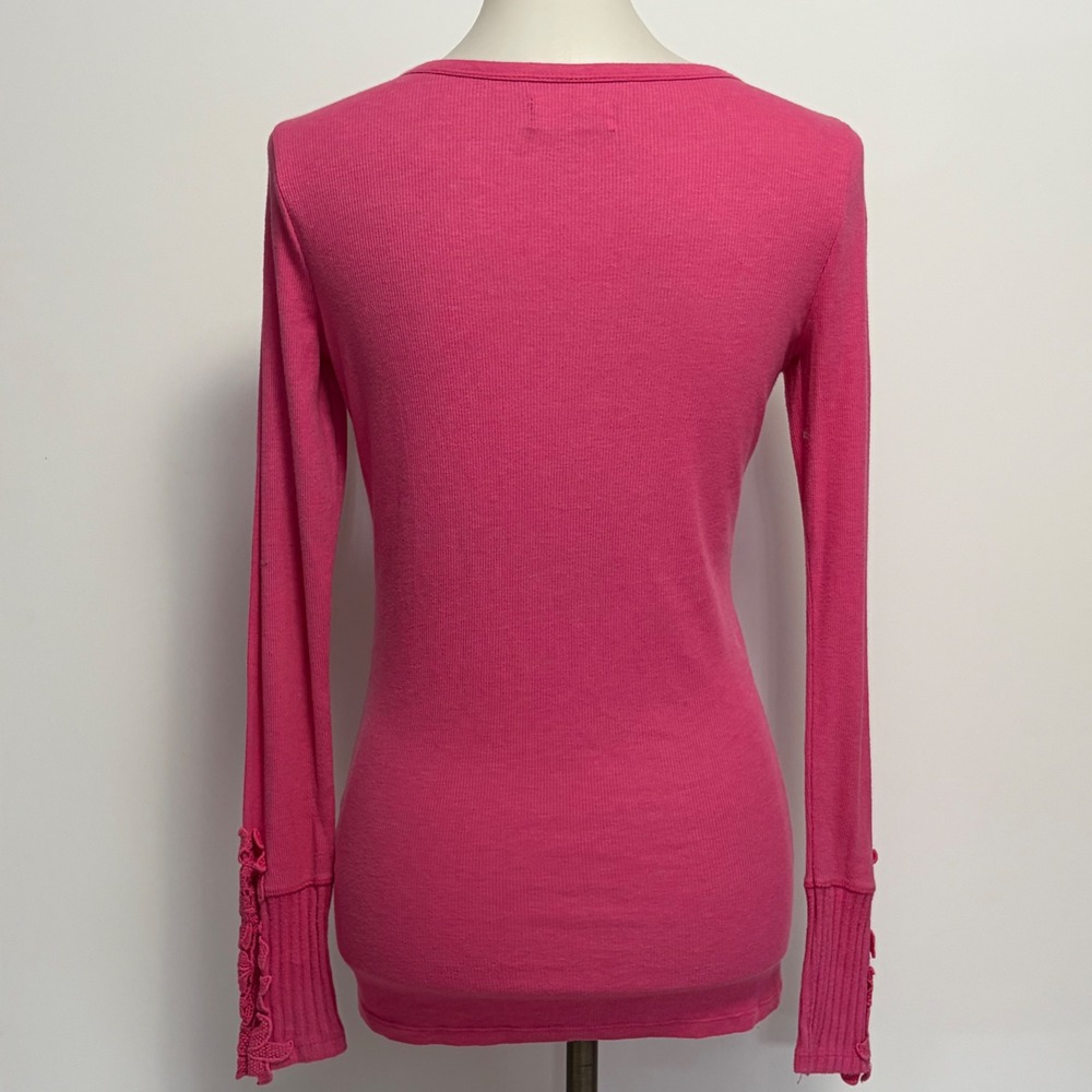 Hollister Henley Top Size M Pink Long Sleeve Ribbed Crochet AppliCuff Trim Y2K - Picture 6 of 9